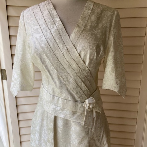 Vintage Ivory Satin Wedding Gown - Picture 4 of 16